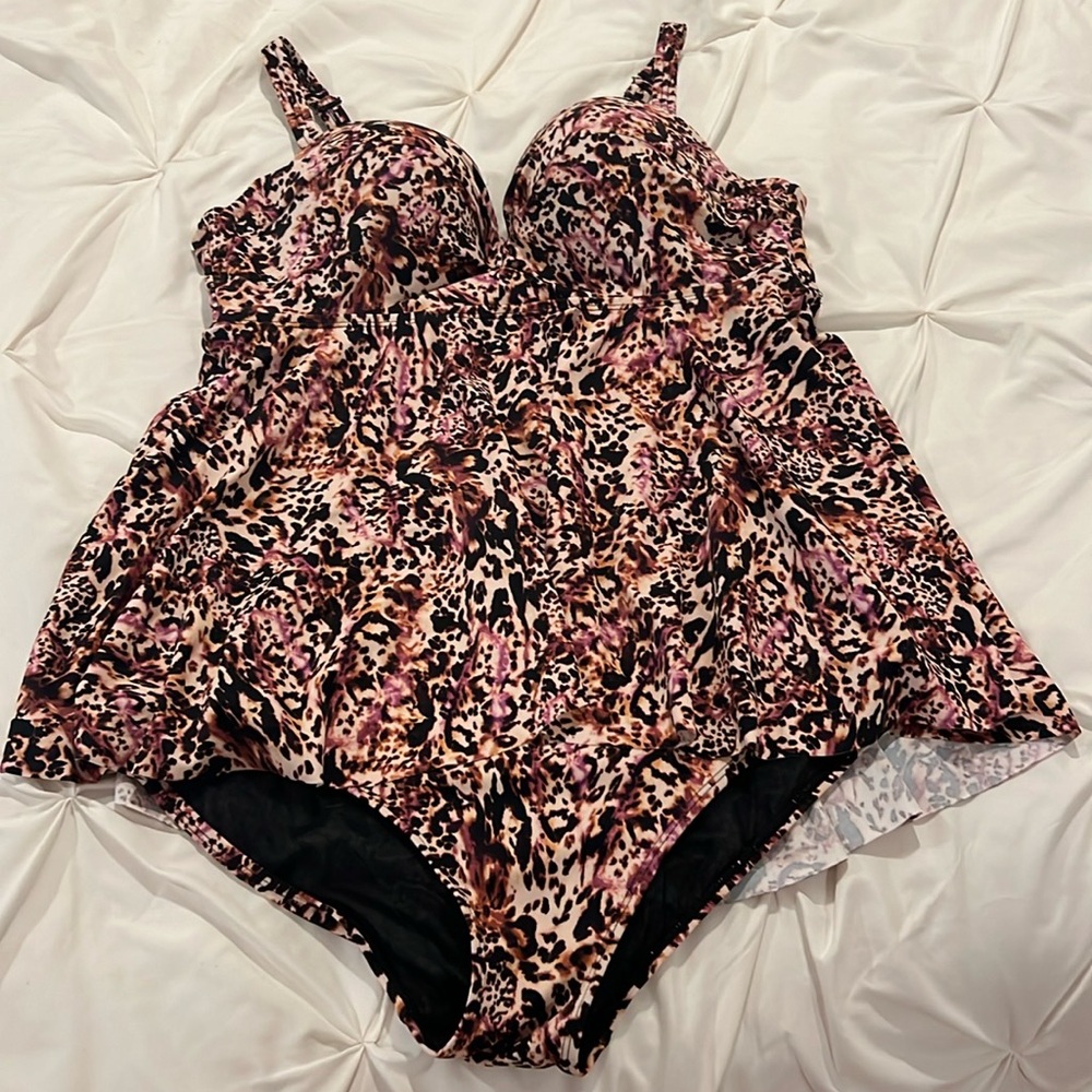 Torrid Size 1 one piece bathing suit with underwire push-up bra (D/DD)